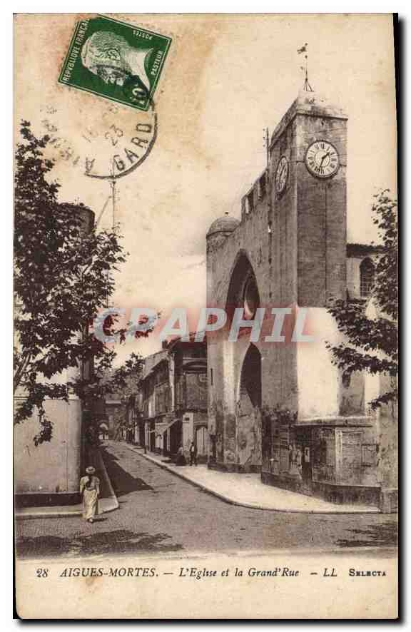 CPA Aigues Mortes L'Eglise et la Grand Rue 