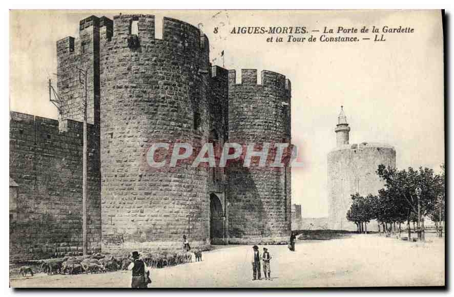 CPA Aigues Mortes La Porte de la Gardette et la Tour de Constance
