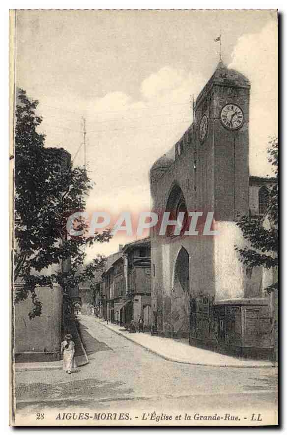 CPA Aigues Mortes L'Eglise et la Grande Rue 