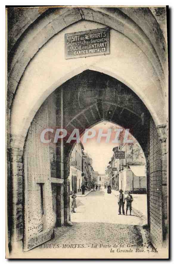 CPA Aigues Mortes La Porte de la Gardette et la Grande Rue 