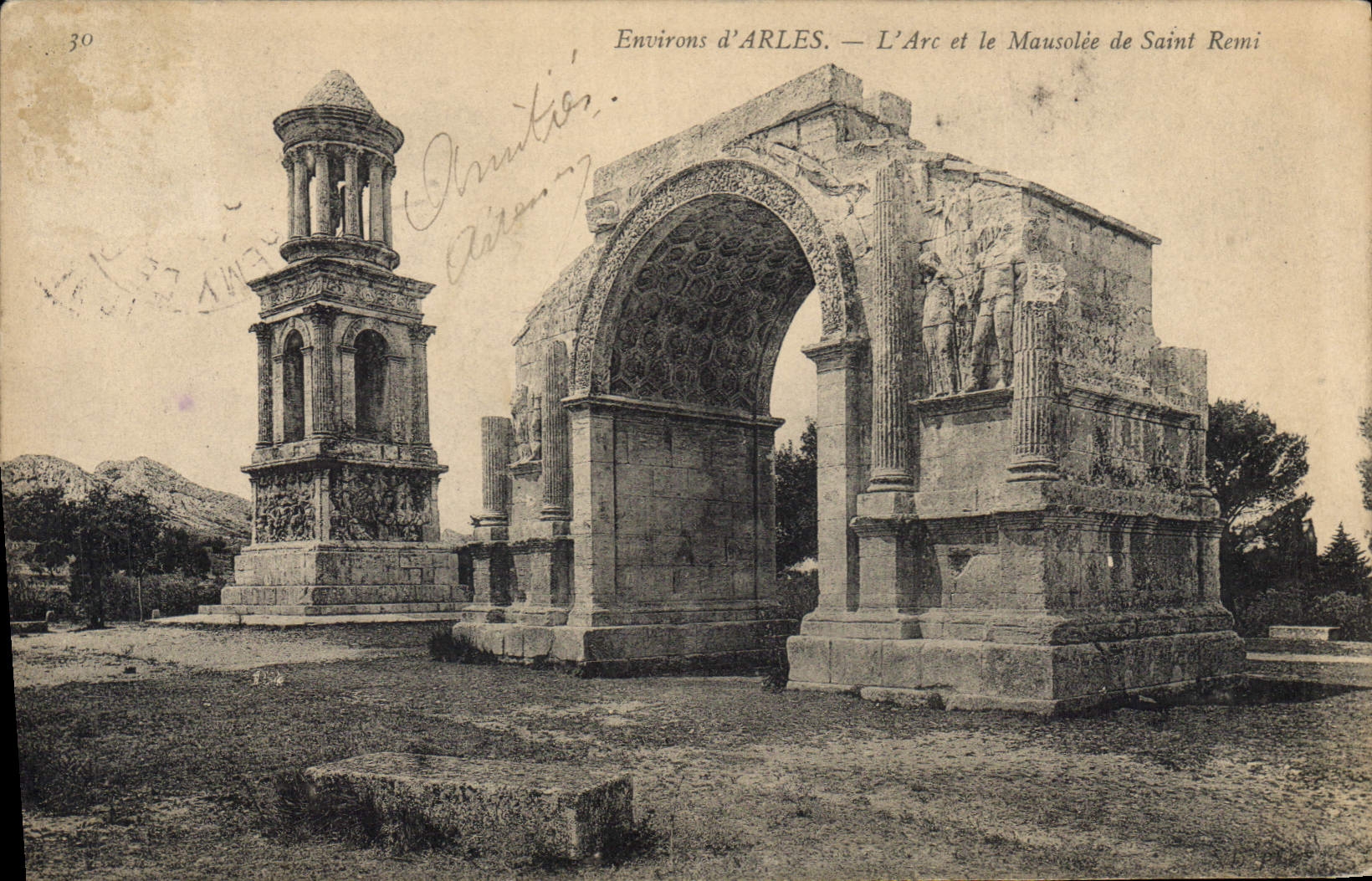 CPA Environs d'Arles l'Arc et le Mausolee de Saint Remi