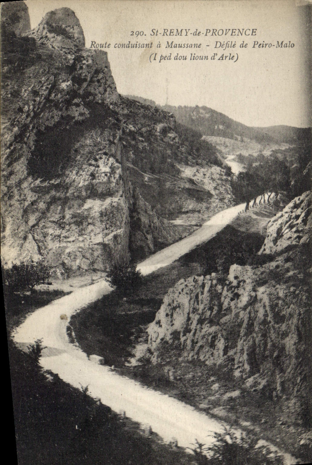 CPA St Remy de Provence route conduisant a Maussane Defile de Peiro Malo I ped dou lioun d'Arle