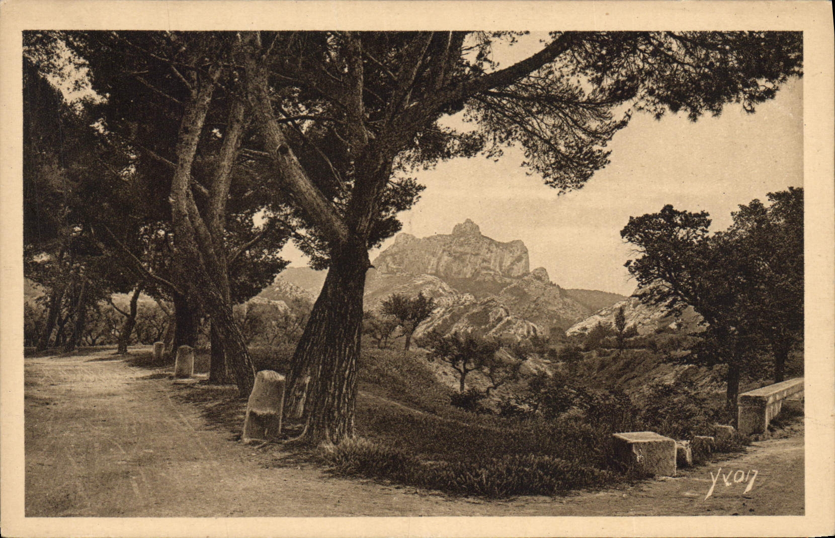 CPA Paysages et Pierres de Provence les Alpilles vues dela Route de St Remy aux Baux