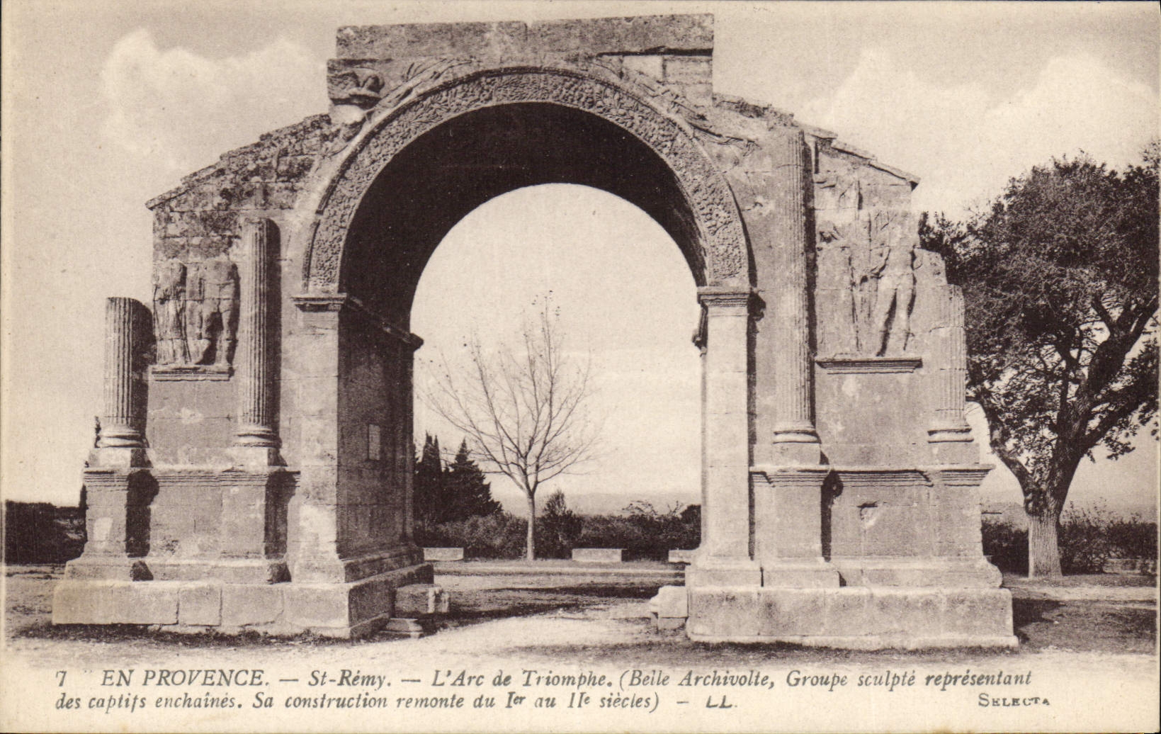 CPA En Provence St Remy l'Arc de Triomphe Beile Archivolle Groupe sculpe representant des captifs en