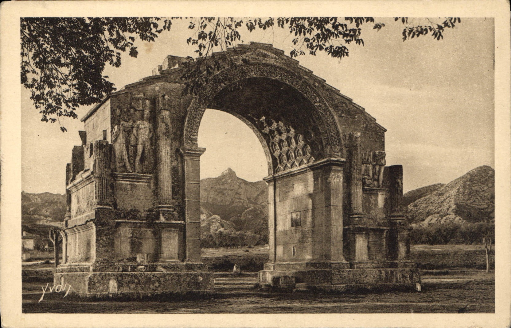 CPA Paysages et Pierres de Provence monument romain a Saint Remy de Provence Plateau des Antiquites