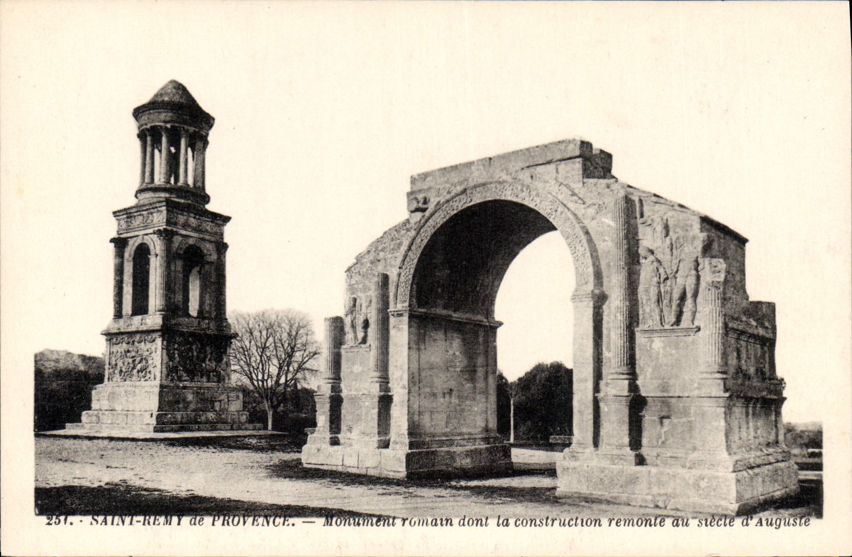 CPA Saint Remy de Provence Monument romain dont la construction remonte au siecle d'Auguste 