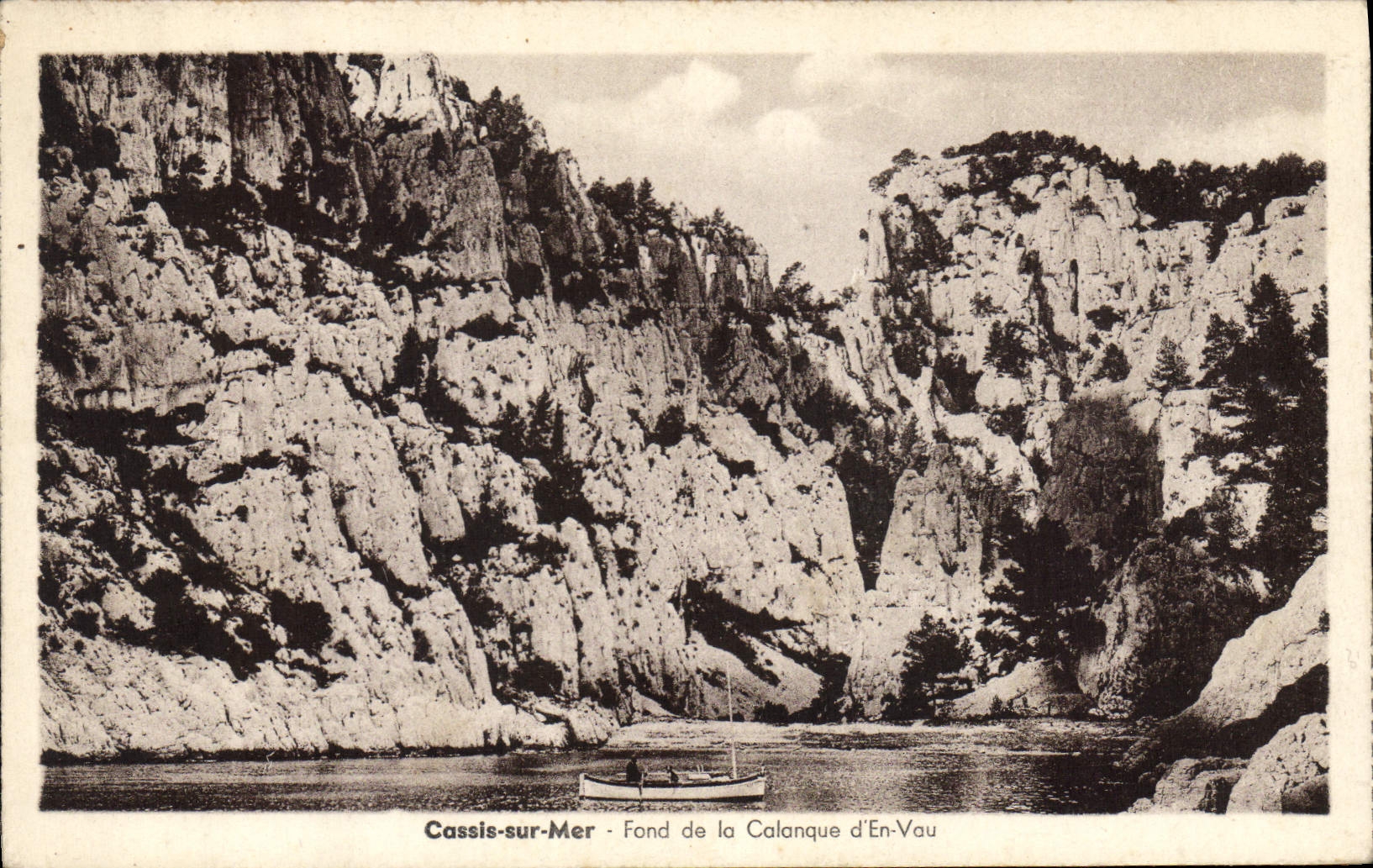 CPA Cassis sur mer fond de la Calanque d'En Vau