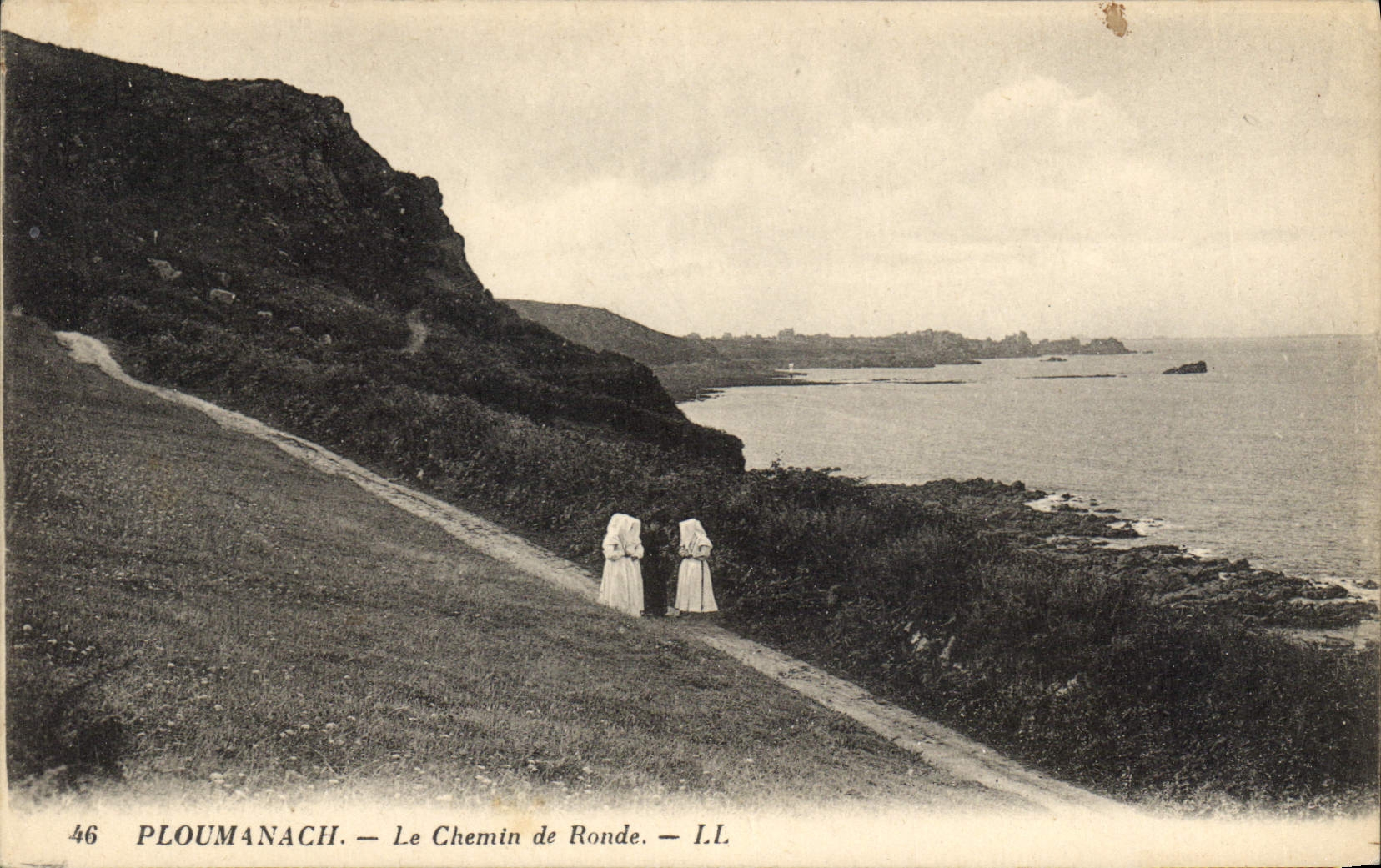 CPA Ploumanach le chemin de Ronde 