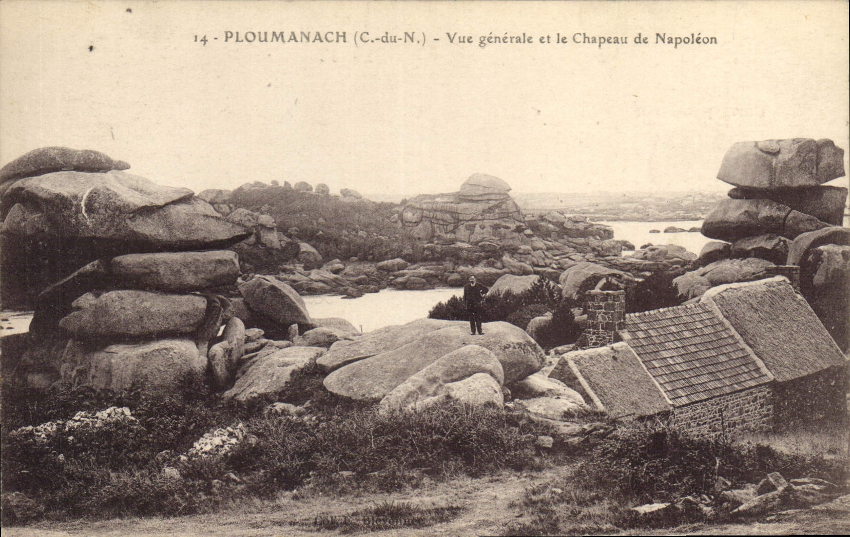 CPA Ploumanach C du N vue generale et le Chapeau de Napoleon