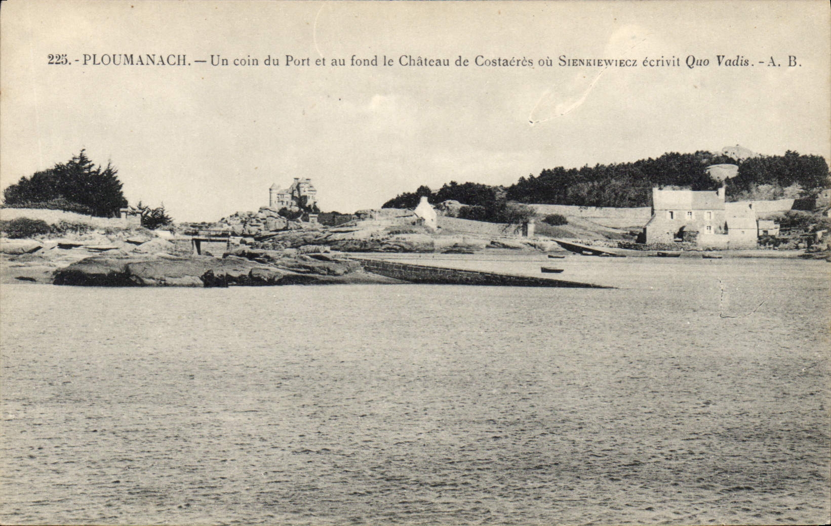 CPA Ploumanach un coin du Port et au fond le chateau de Costaeres ou Sienkieweiz ecivit Quo Vadis