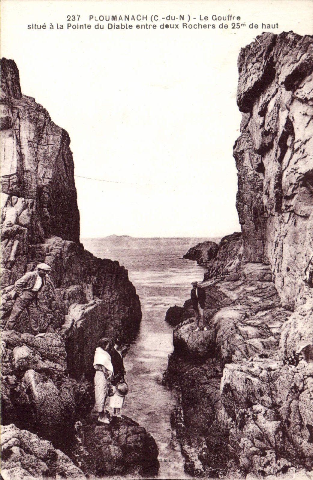 CPA Ploumanach C du N le Gouffre Situe a la pointe du Diable entre deux rochers