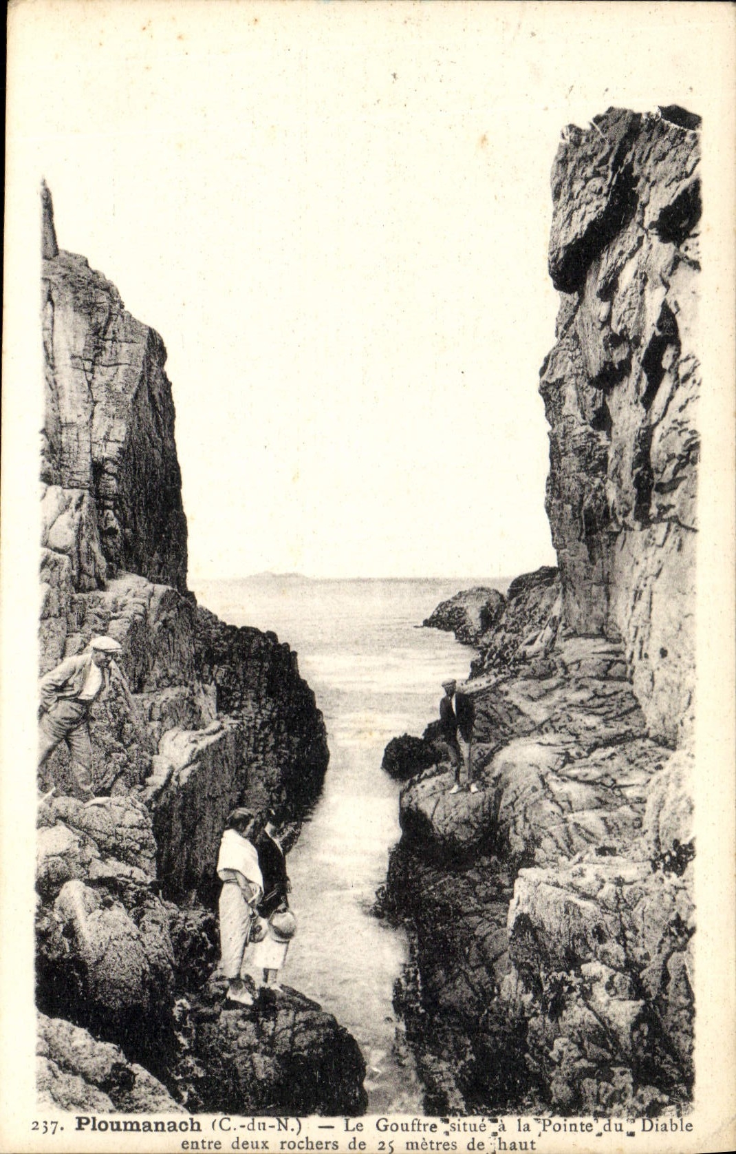 CPA Ploumanach C du N le Gouffre situe a la pointe du diable entre deux rochers