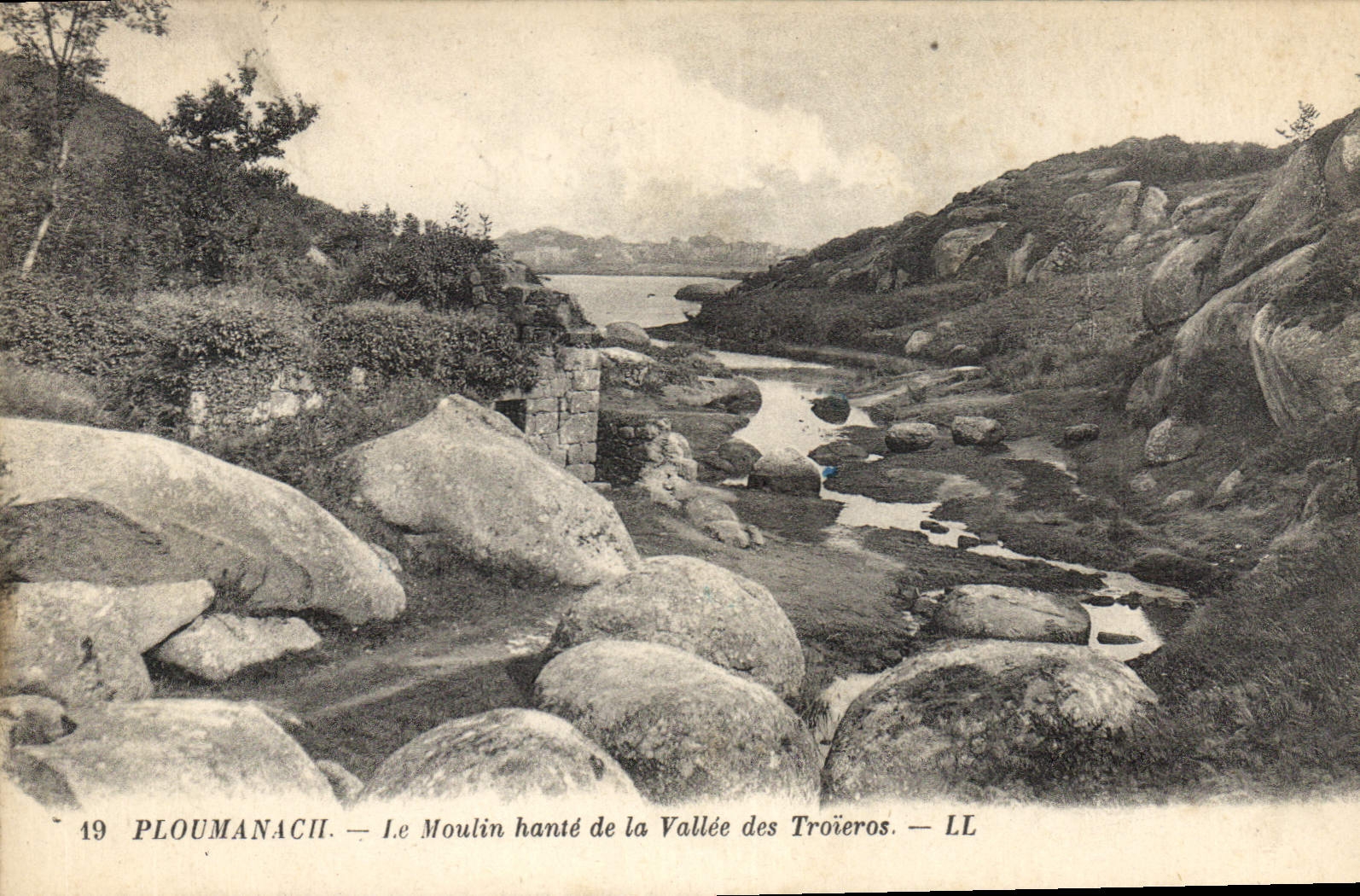 CPA Ploumanach le Moulin hante de la Vallee des Troieros 
