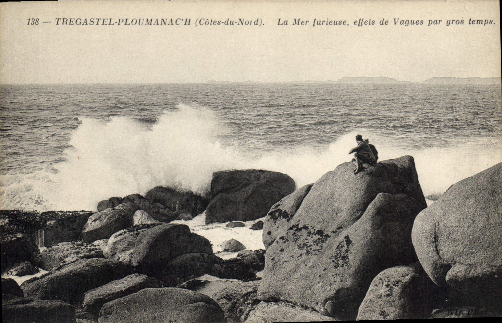 CPA Tregastel Ploumanach Cotes du Nord la Mer Curieuse effets de Vagues par gros temps 