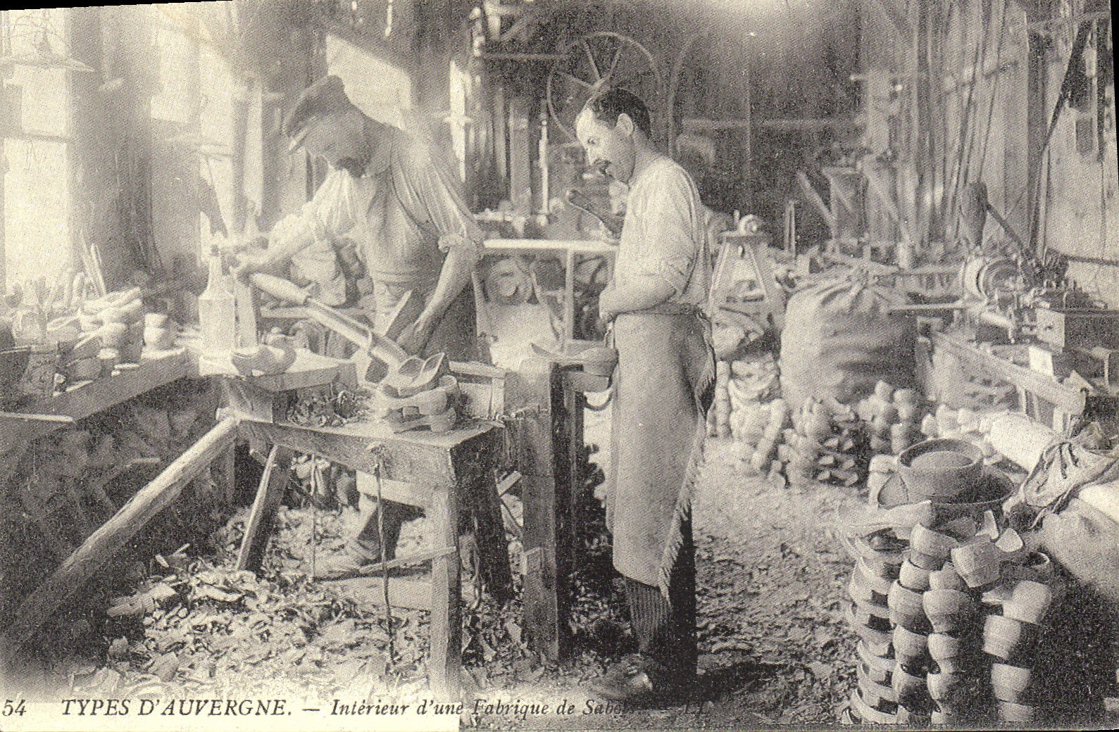 REPRO Types d'Auvergne Interieur d'une Fabrique de Sabot 