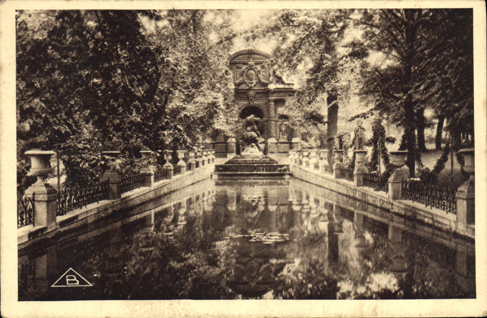 CPA Vues de Paris Jardin du Luxembourg Fontaine Medicis