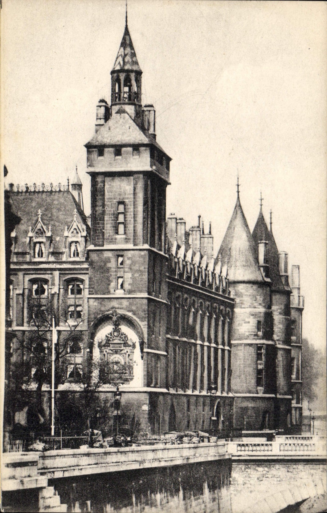 CPA Paris L'Horloge du Palais de Justice et la Conciergerie