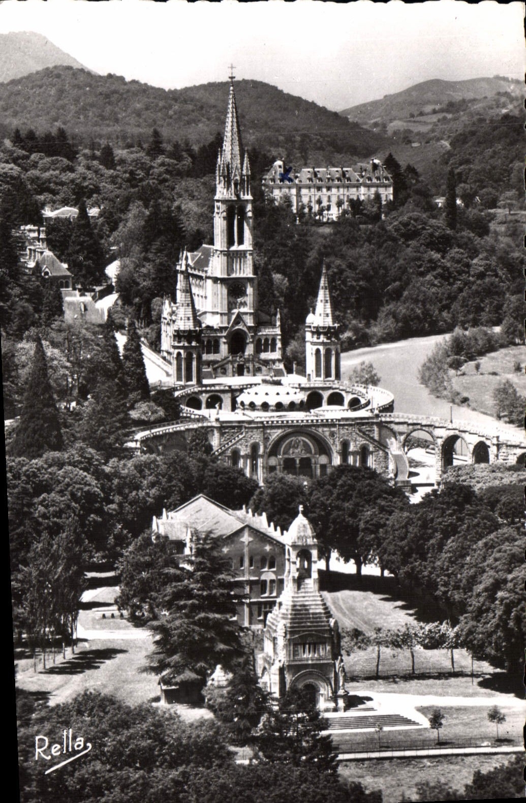 CPA Lourdes Hautes Pyrenees La Basilique vue du Chateau Fort 