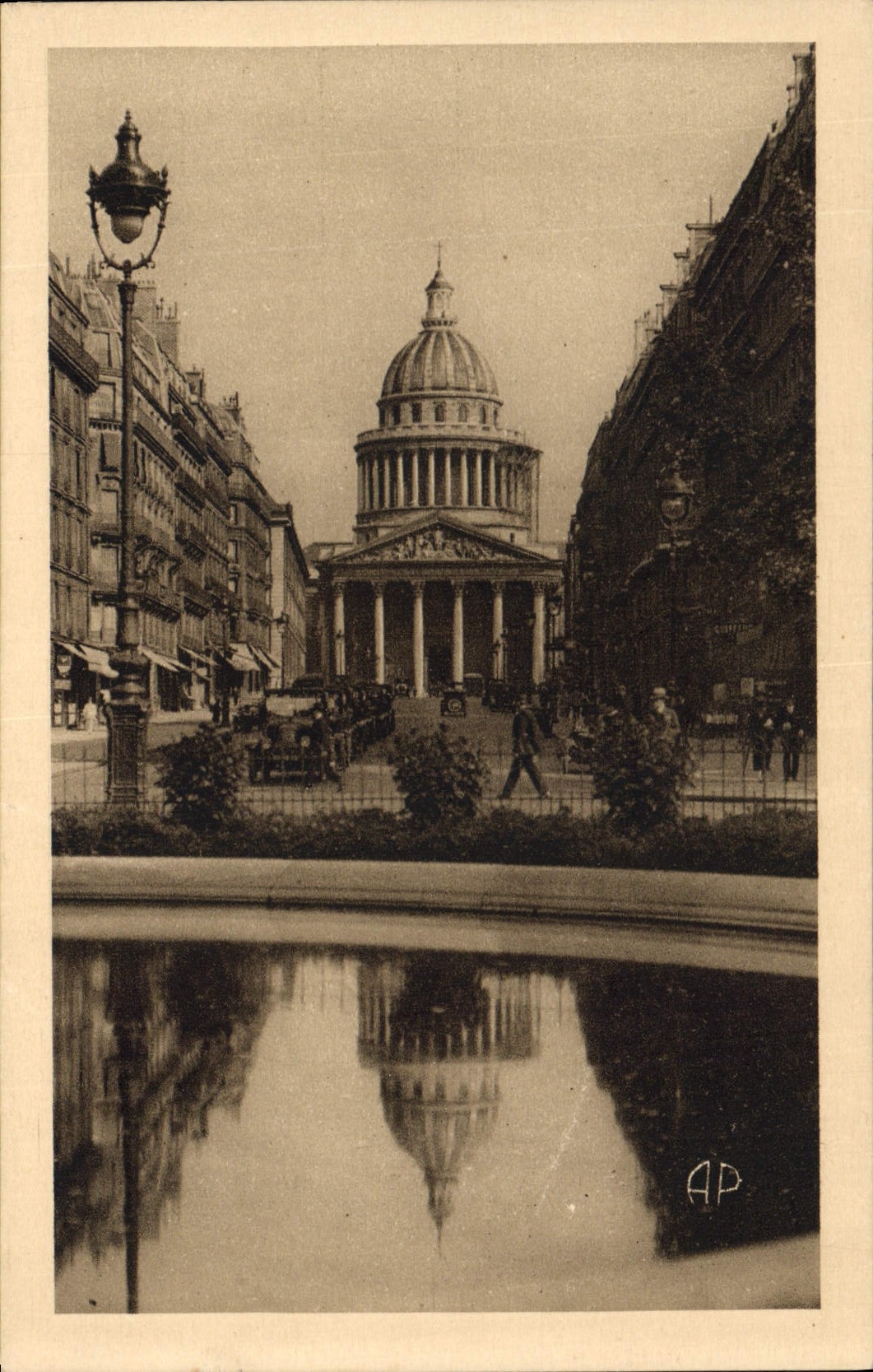 CPA Paris Le Pantheon et la Rue Soufflot