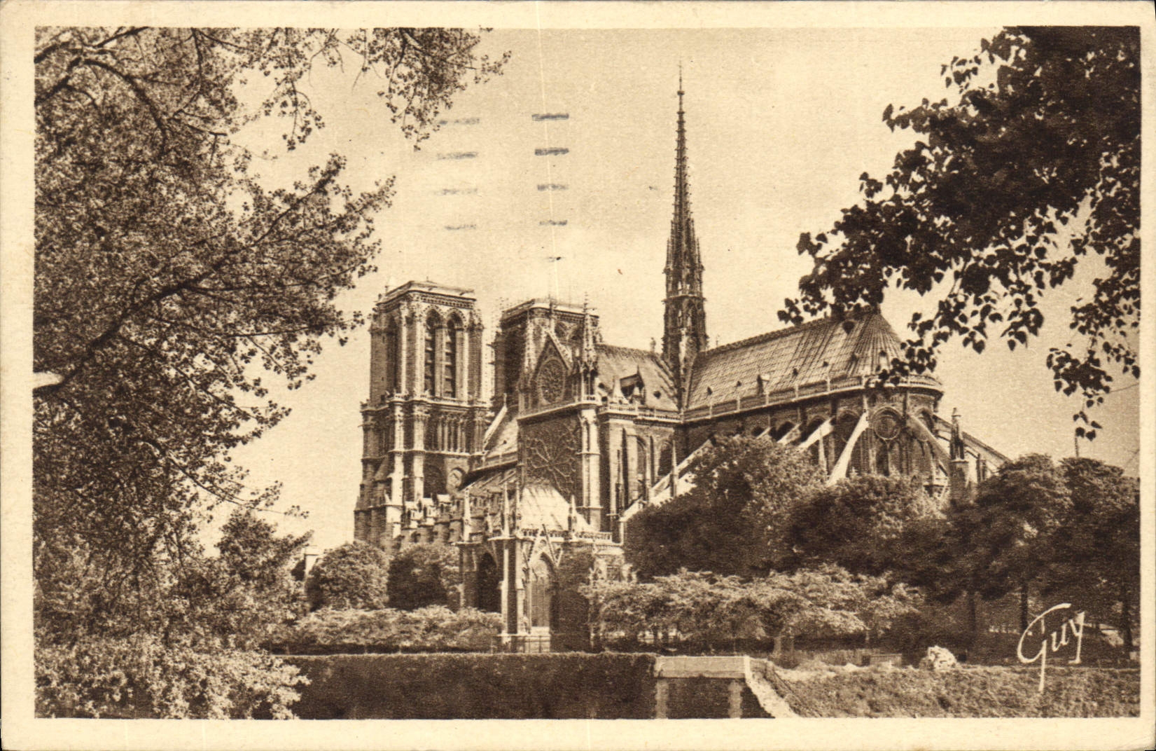CPA Paris et ses Merveilles La Cathedrale Notre Dame vue de sud est