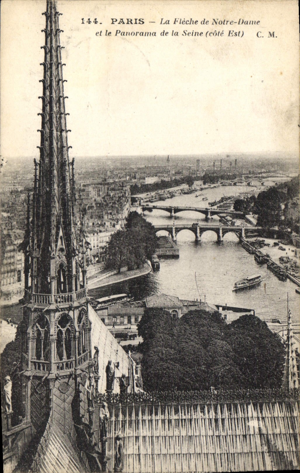 CPA Paris La Fleche de Notre Dame et le Panorama de la Seine cote est