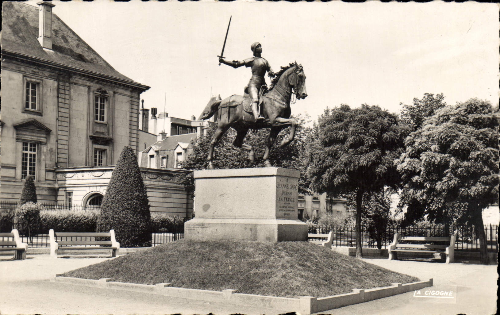 CPA Reims Marne La statue de Jeanne d'arc