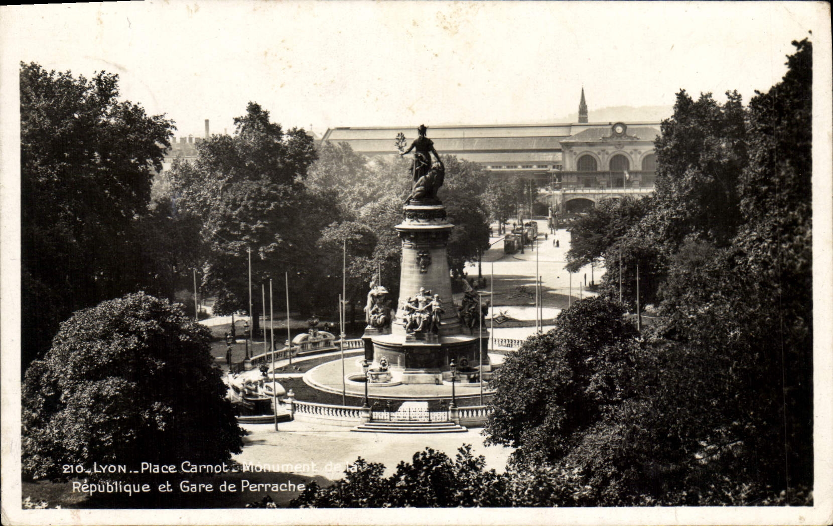 CPM Lyon Place Carnot Monument de la Republique et Gare de Perrache