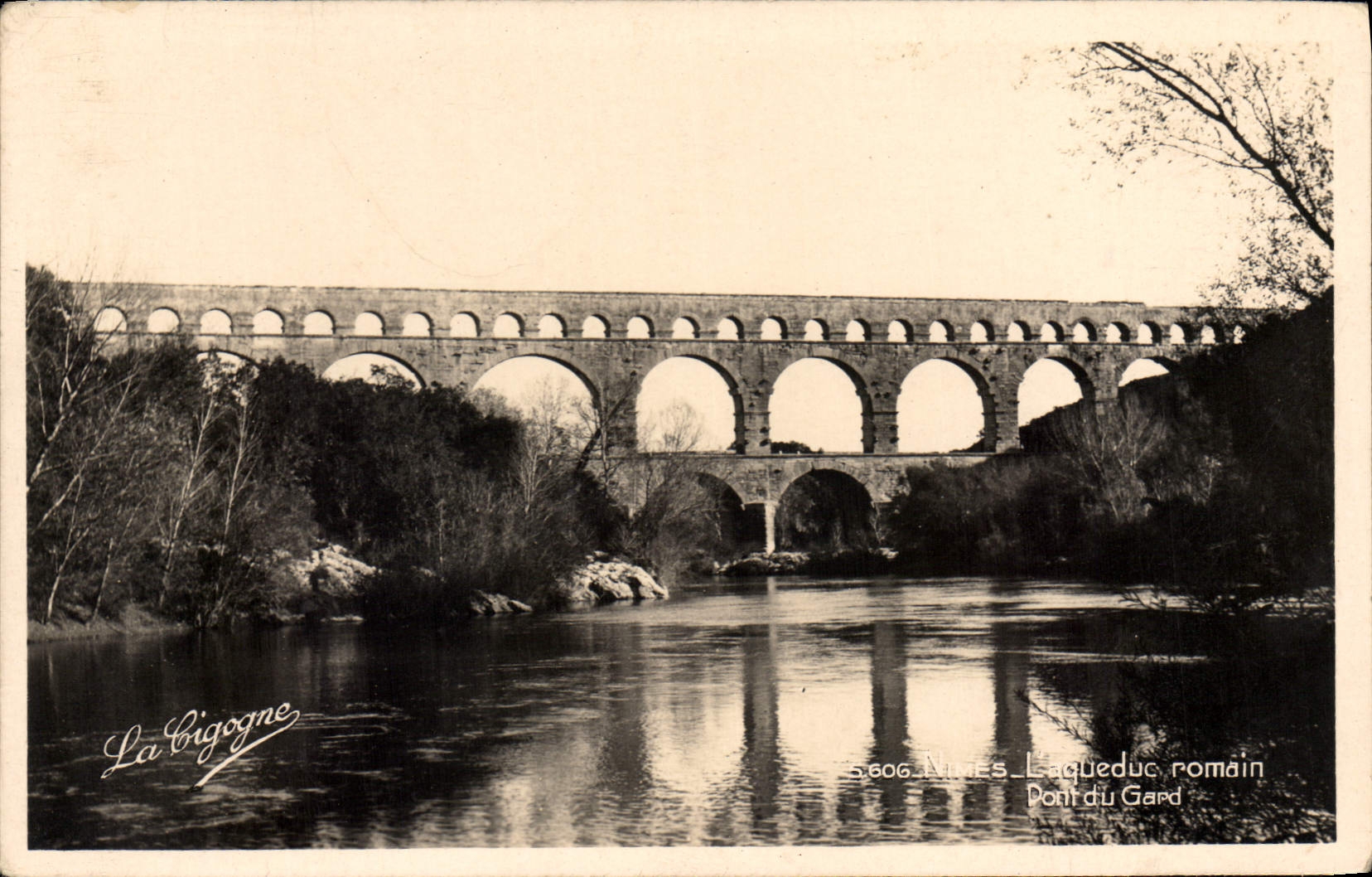 CPM Nimes L'Aqueduc romain Pont du Gard 