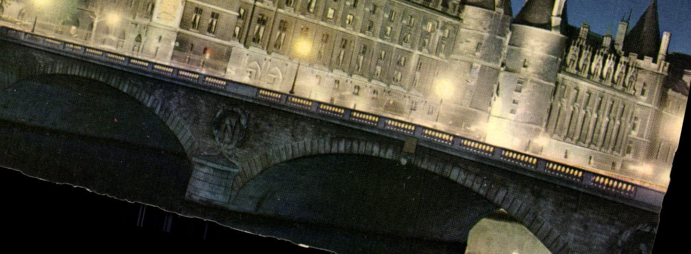 CPM Paris la Nuit la Conciergerie et la Fleche de la Sainte Chapelle