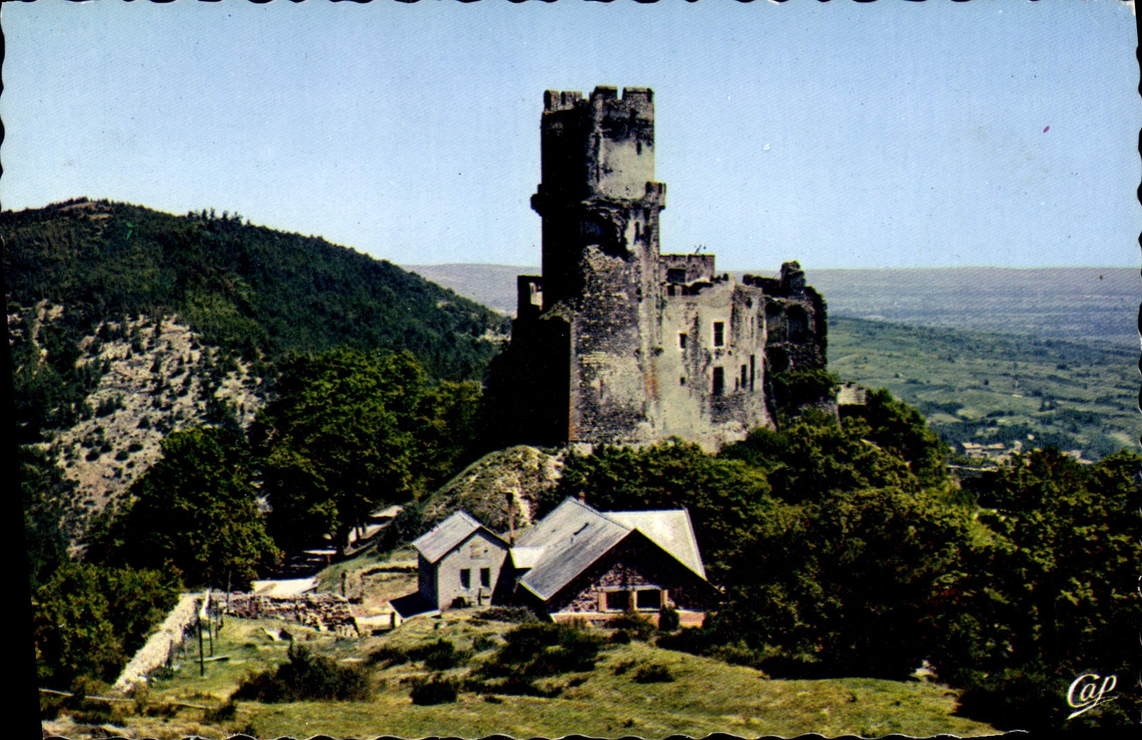 CPM L'Auvergne le chateau  de Tournoel 