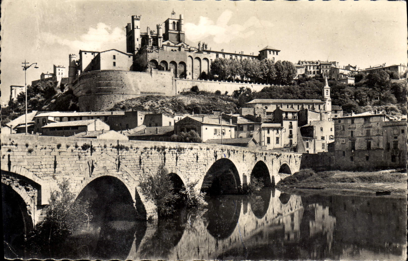 CPM Beziers le vieux Pont et la cathedrale 