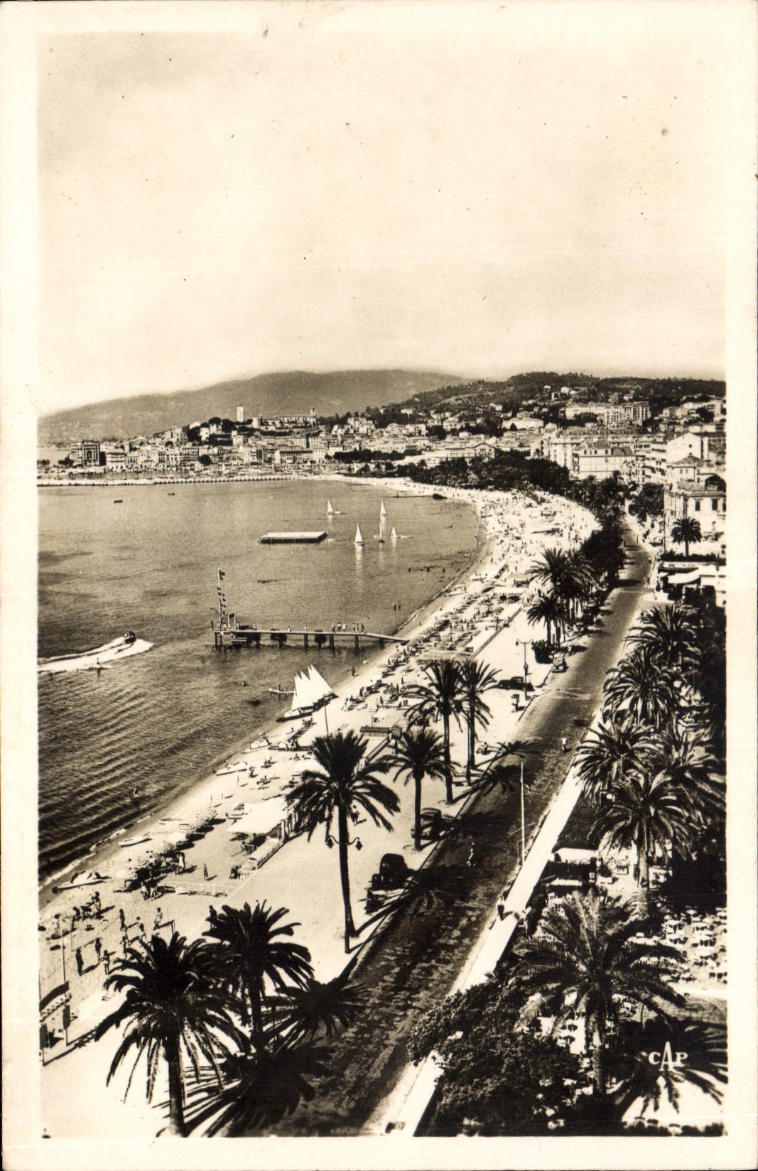 CPM Cannes Le Plage et la Promenade de la Croisette 