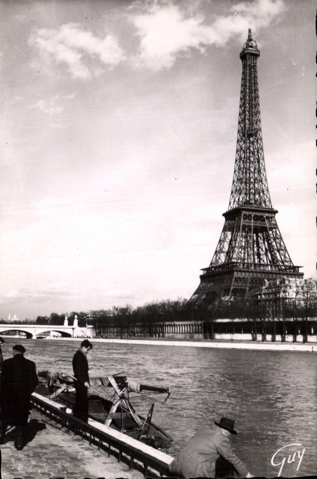 CPM Paris et ses Merveilles La tour Eiffel vue prise des bards de la Seine