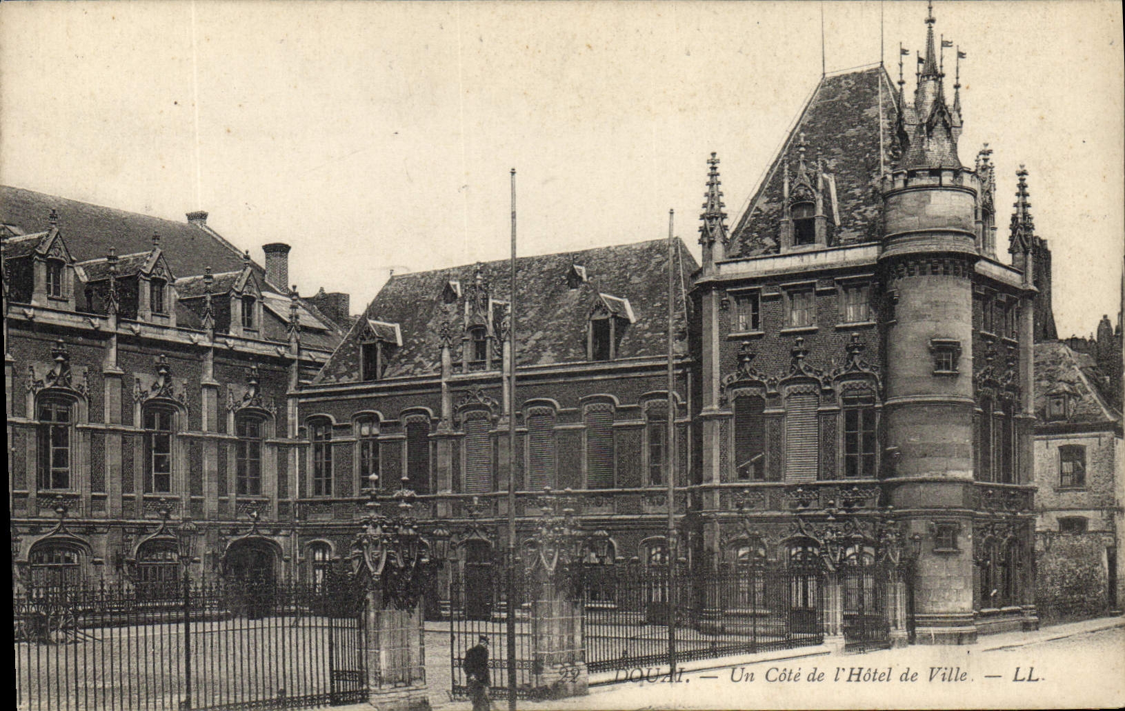 CPA Un Cote de l'Hotel de Ville 