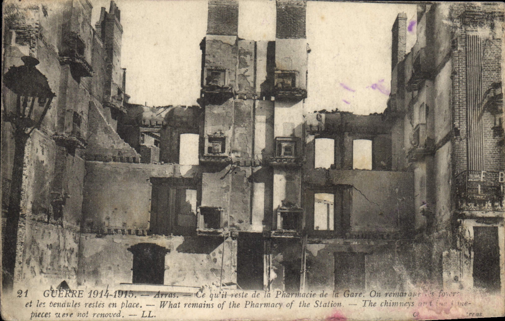CPA Guerre 1914 1945 Arras Ce quit de la Pharmacie de la Gare 