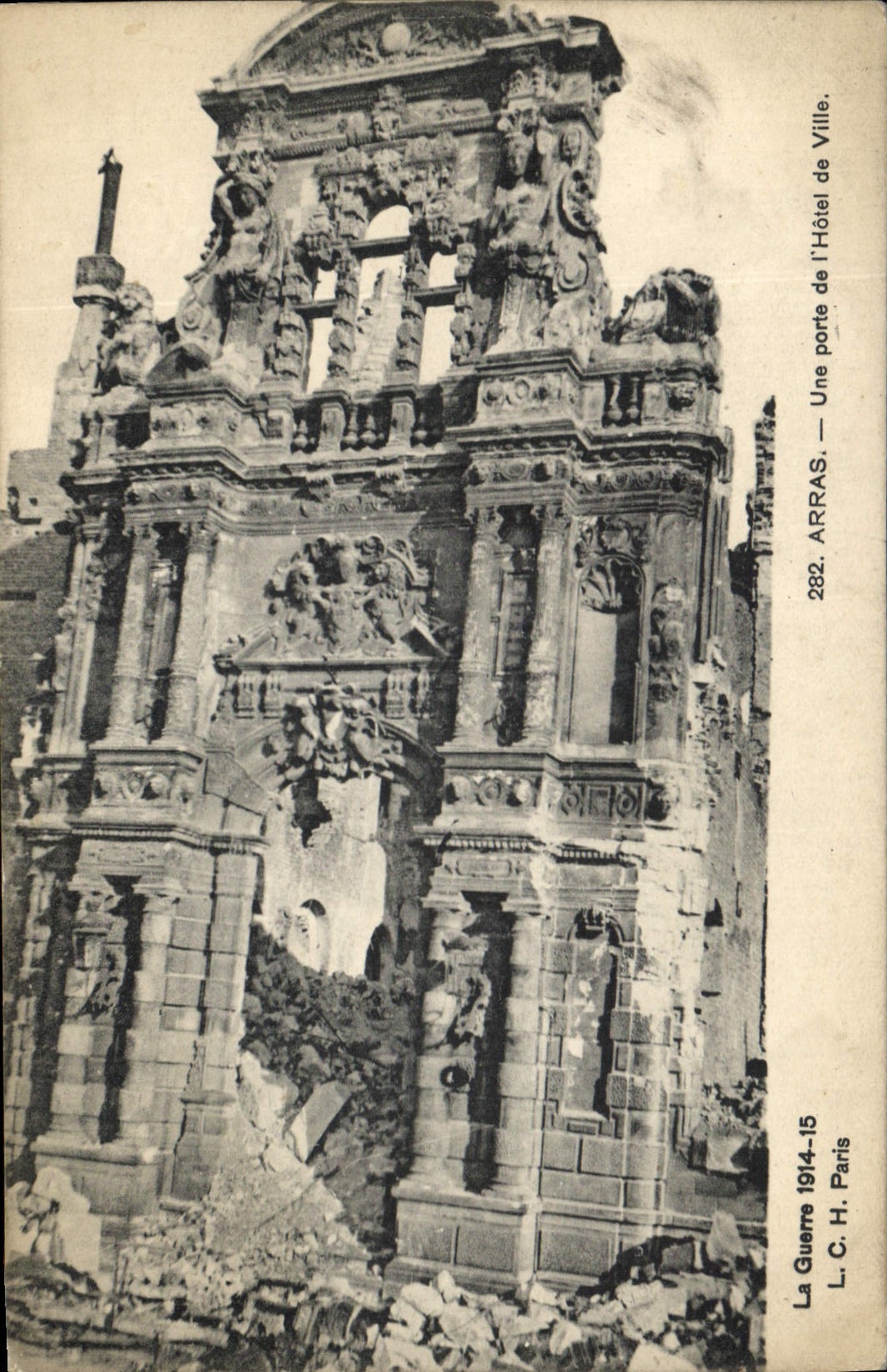 CPA Arras Une porte de l'Hotel de Ville 