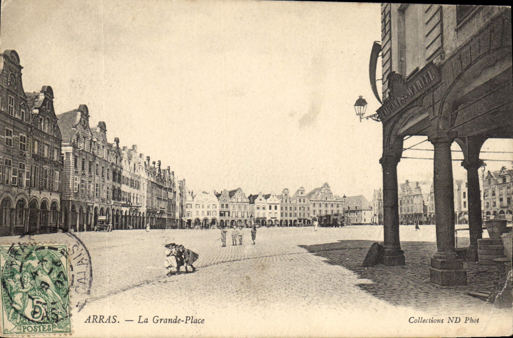 CPA Arras La Grande Place 