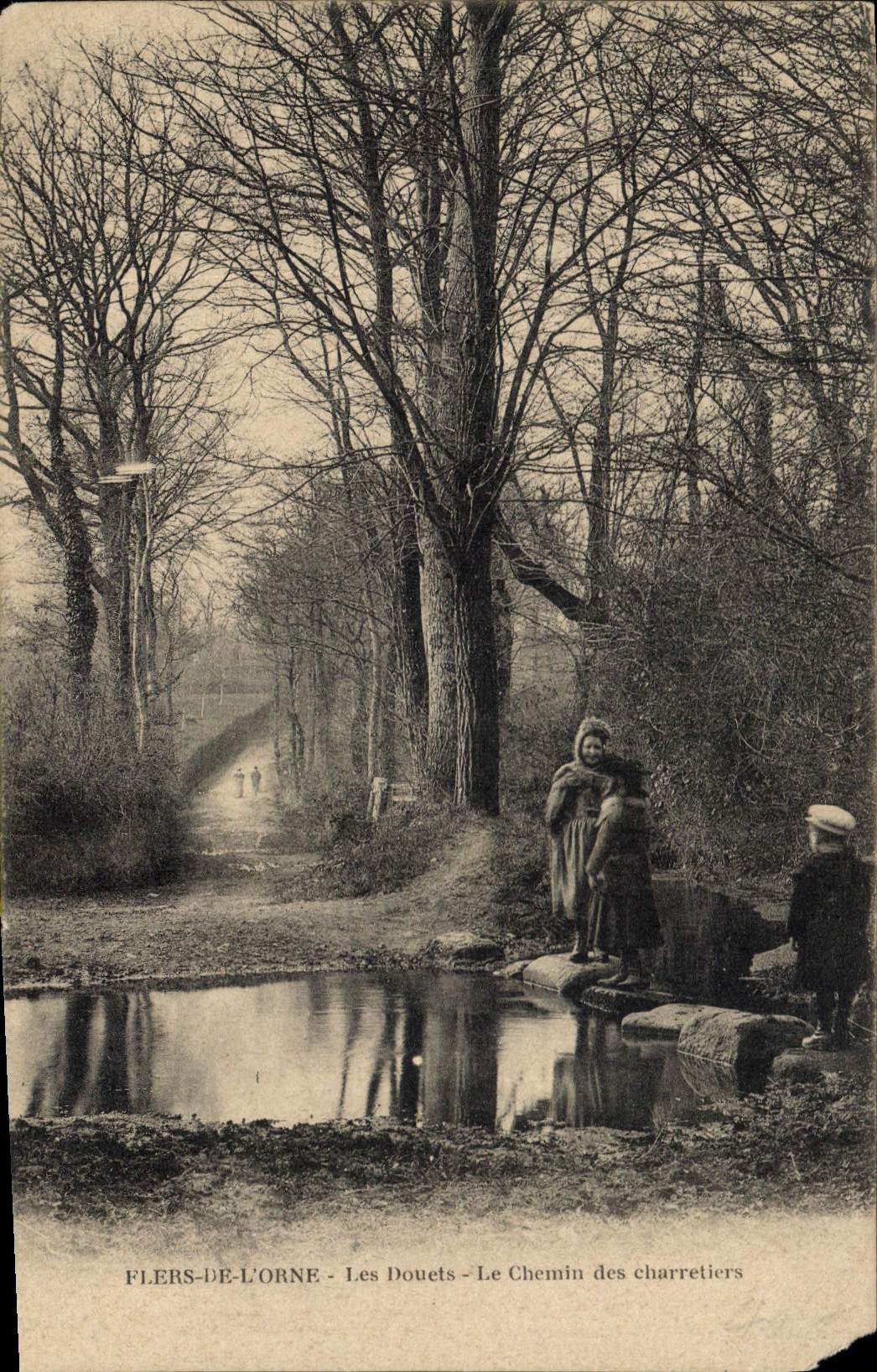 CPA flers de L'orne Les Douets Le Chemin des charretiers 