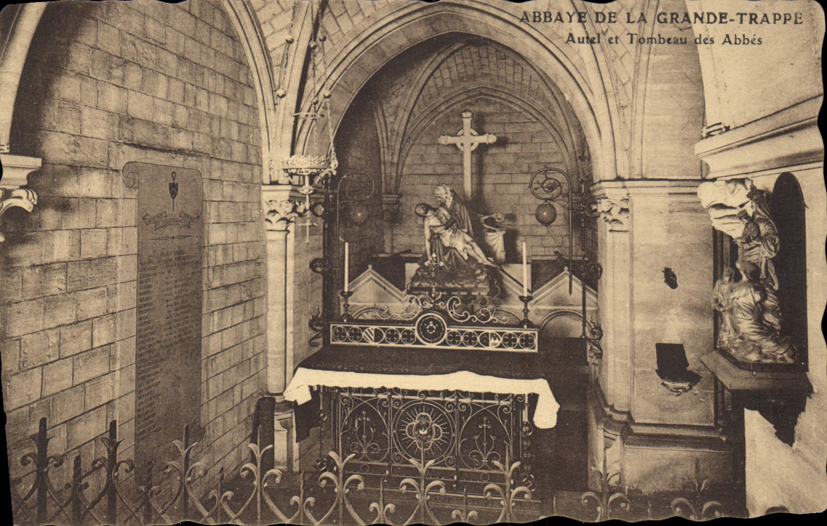 CPA Abbaye de la Grande Trappe Autel et Tombeau des Abbes