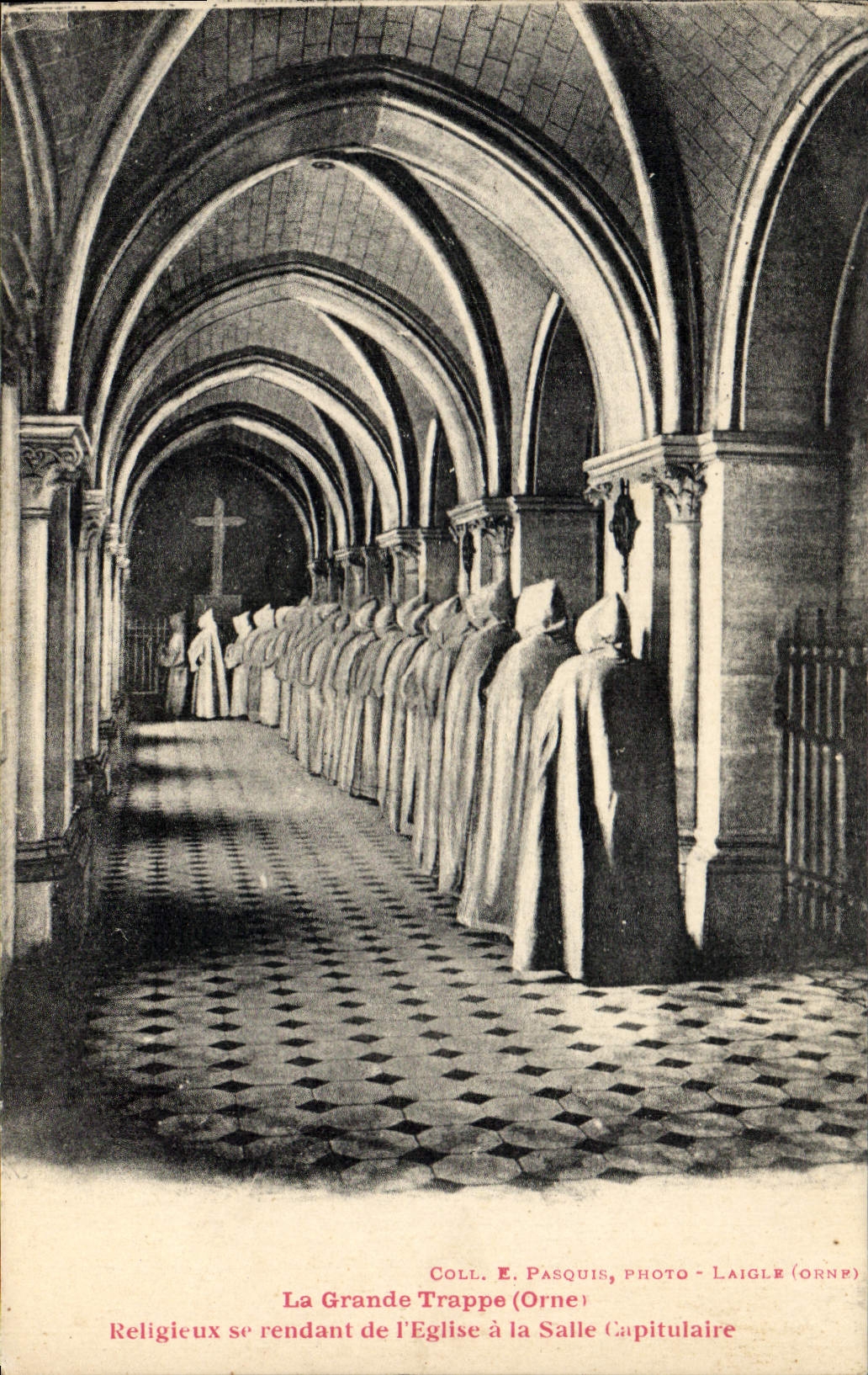 CPA La Grande Trappe Orne Religieux se redant de l'Eglise a la Salle Capitulaire