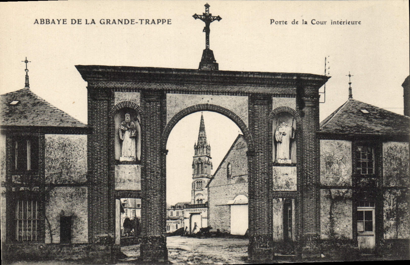 CPA Abbaye de La Grande Trappe Porte de la Cour interieure