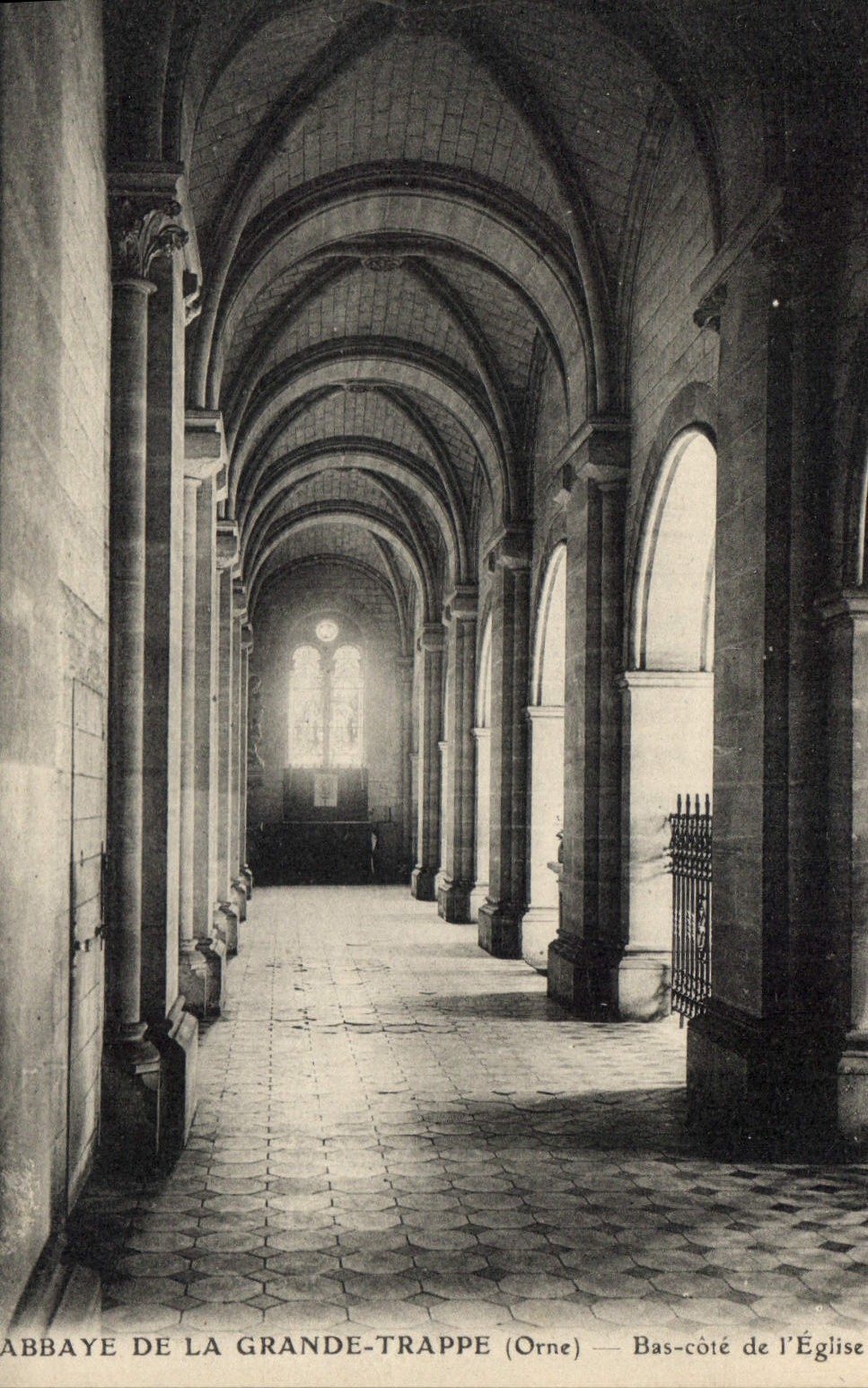CPA Abbaye de La Grande Trappe Orne Bas cote de l'Etglise