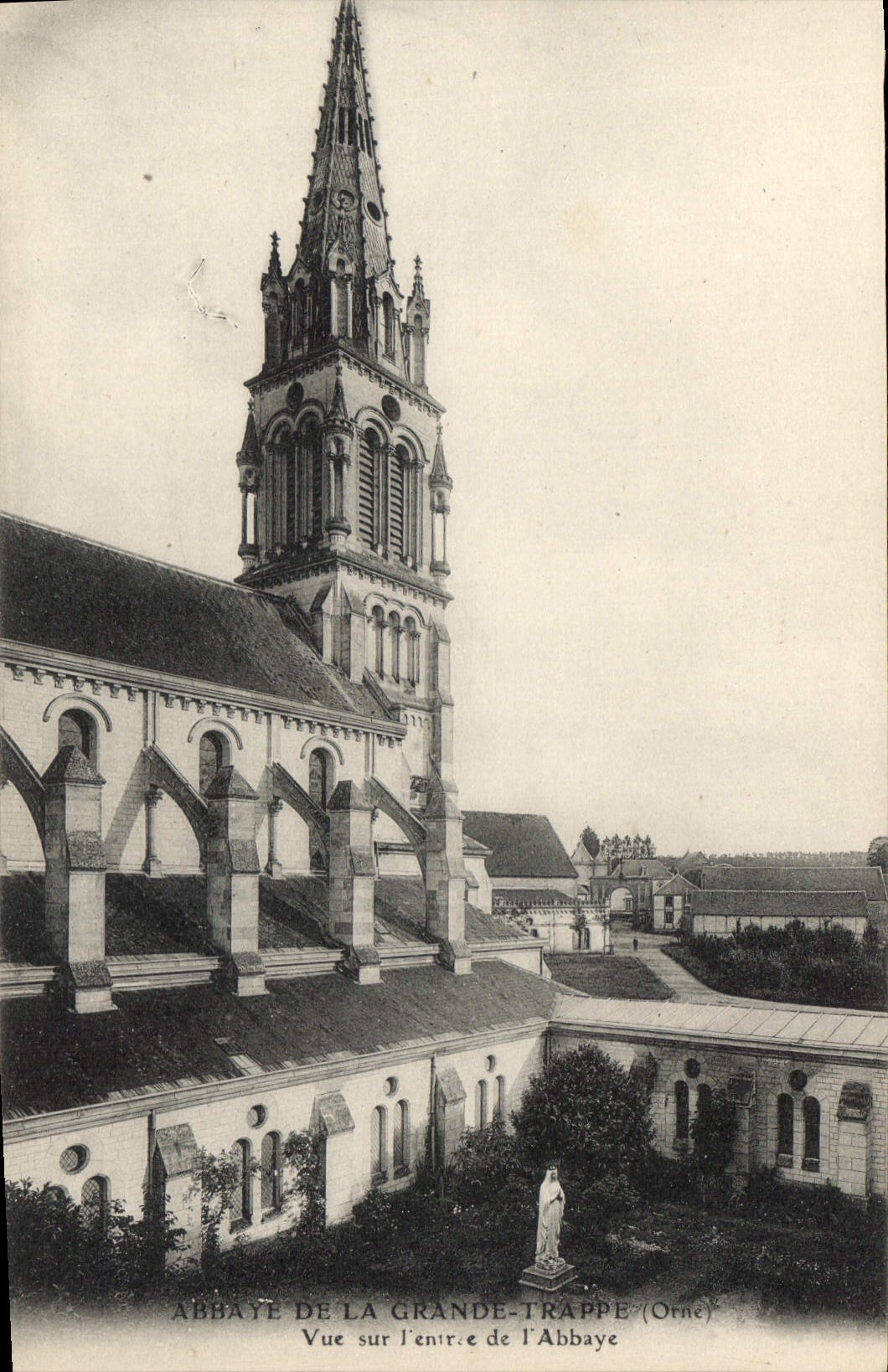 CPA Abbaye de La Grande Trappe Orne Vue sur l'entree de l'Abbaye 
