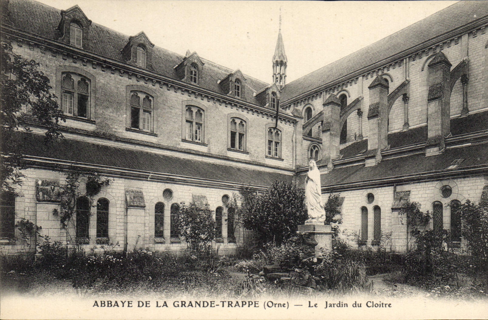 CPA Abbaye de La Grande Trappe Orne Le Jardin du Cloitre