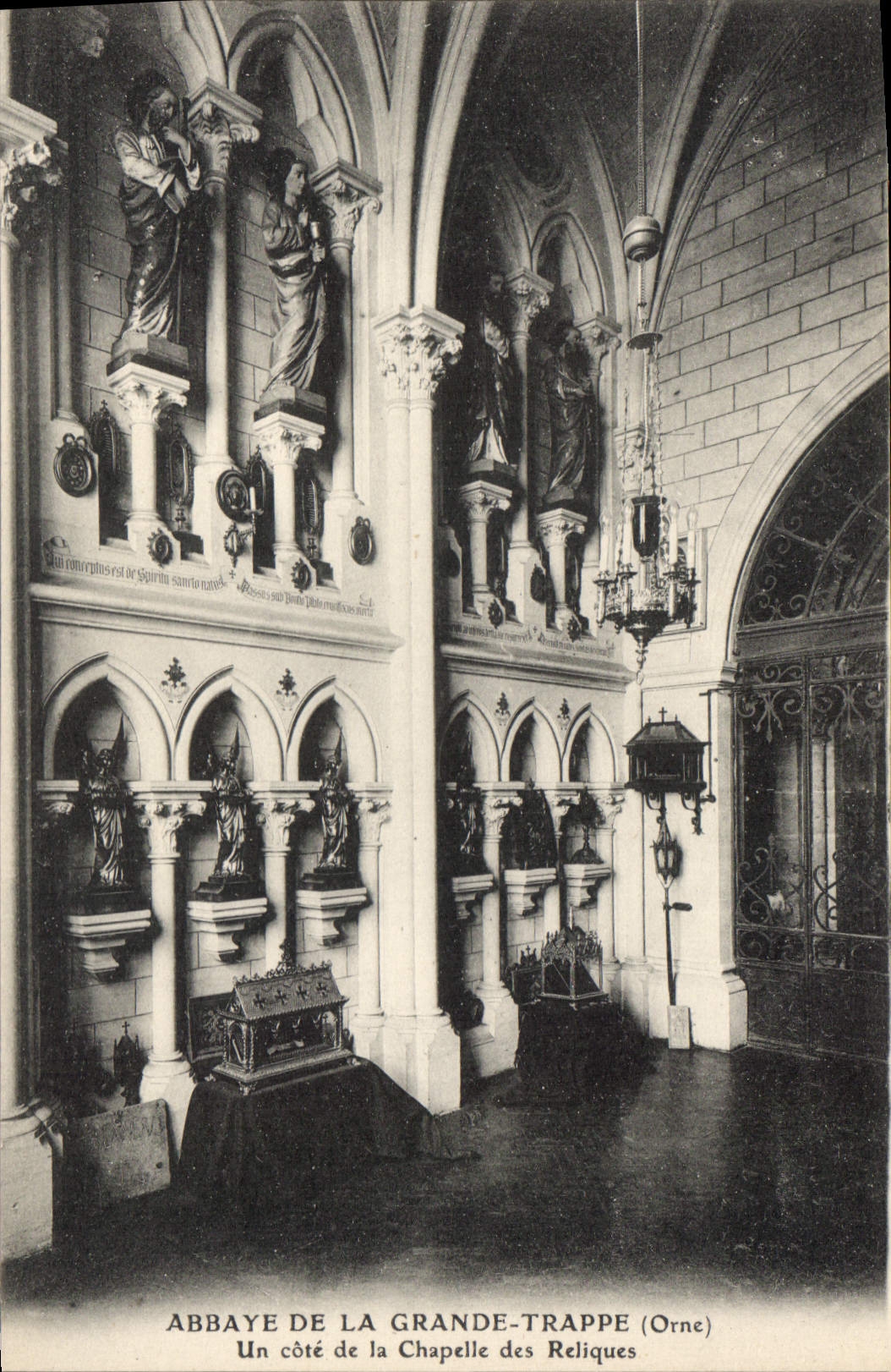 CPA Abbaye de La Grande Trappe Orne Un coin de la Chapelle des Reliques 