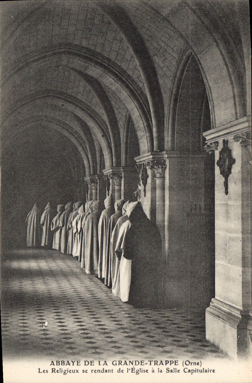 CPA Abbaye de La Grande Trappe Orne Les Religieux se tendant de l'Eglise a la Salle Capitulaire