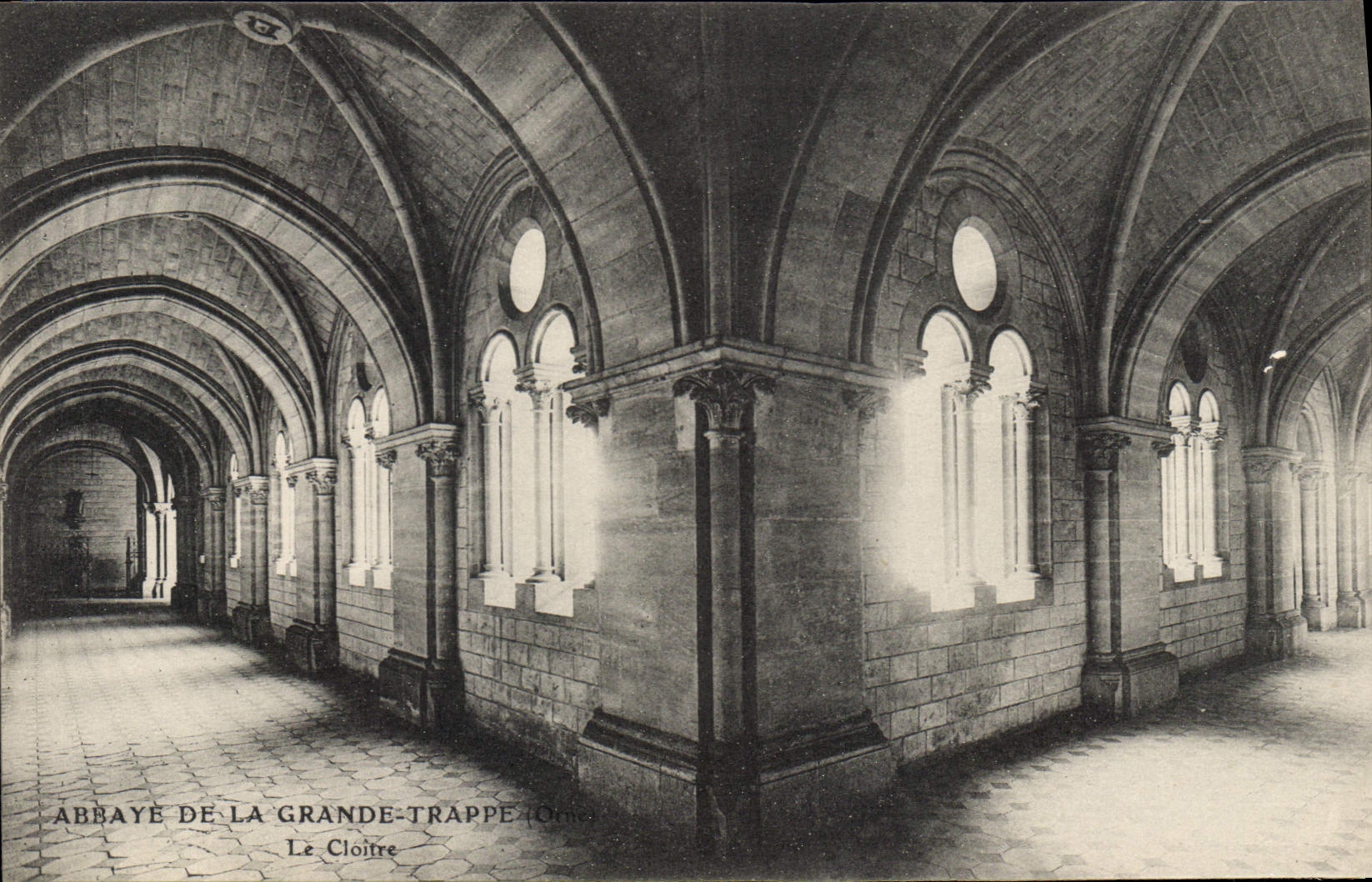 CPA Abbaye de La Grande Trappe Orne Le Cloitre