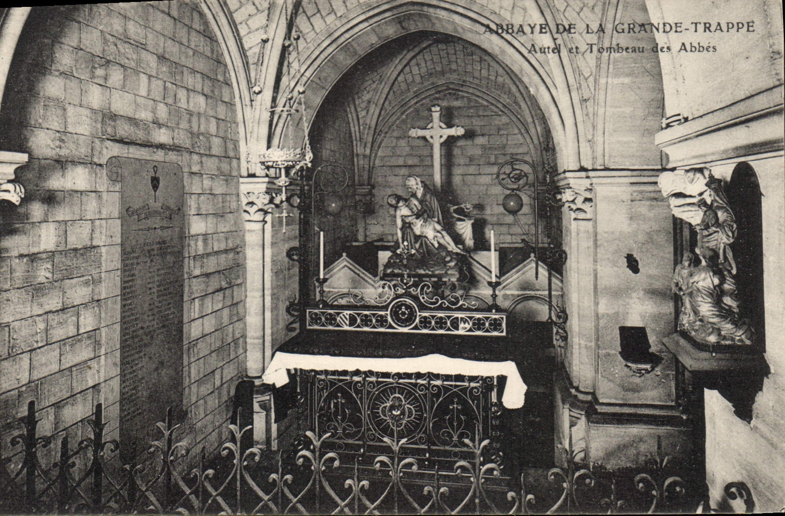 CPA Abbaye de La Grande Trappe Autel et Tombeau des Abbes