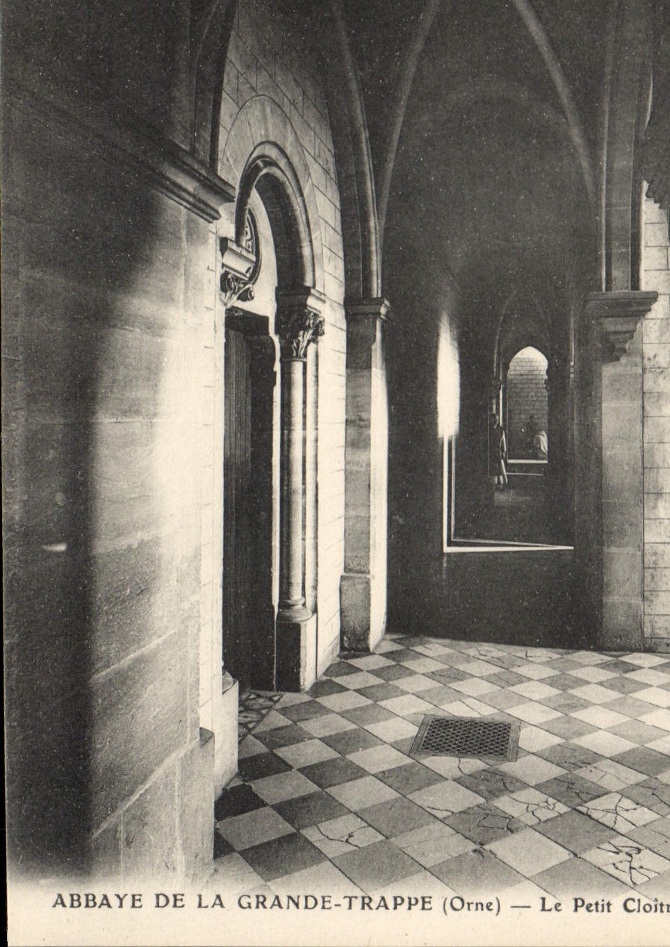 CPA Abbaye de La Grande Trappe Orne Le Petit Cloitre