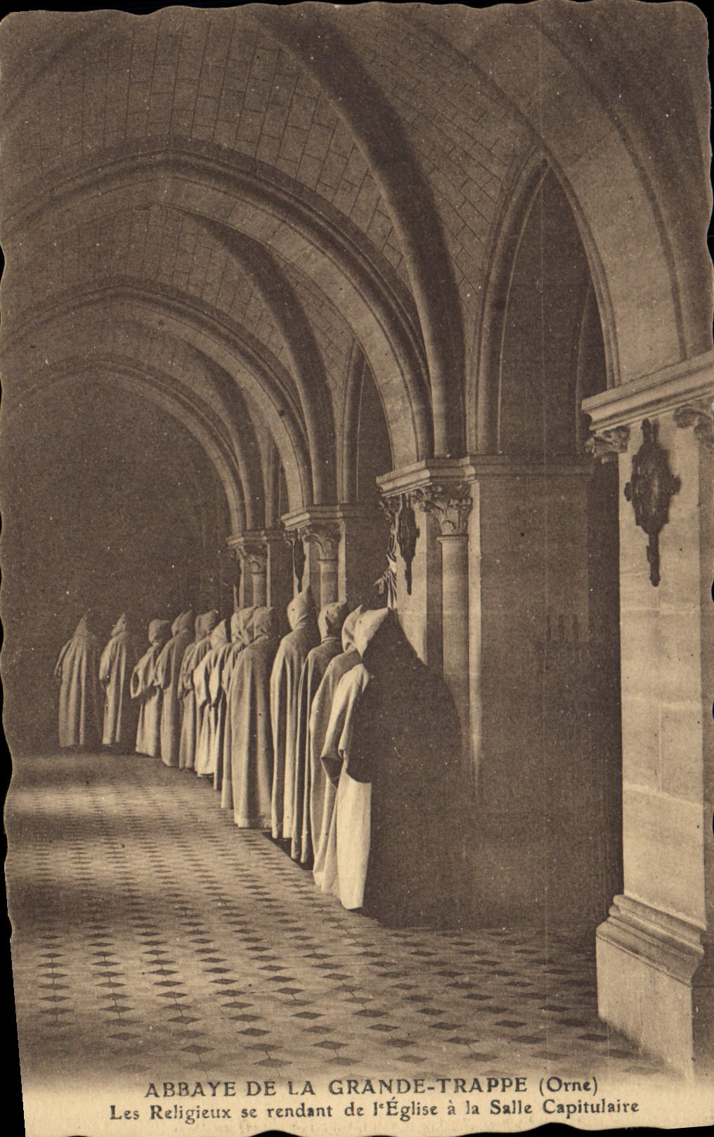 CPA Abbaye de La Grande Trappe Orne Les Religieux se rendant de l'Eglise a la Salle Capitulaire 